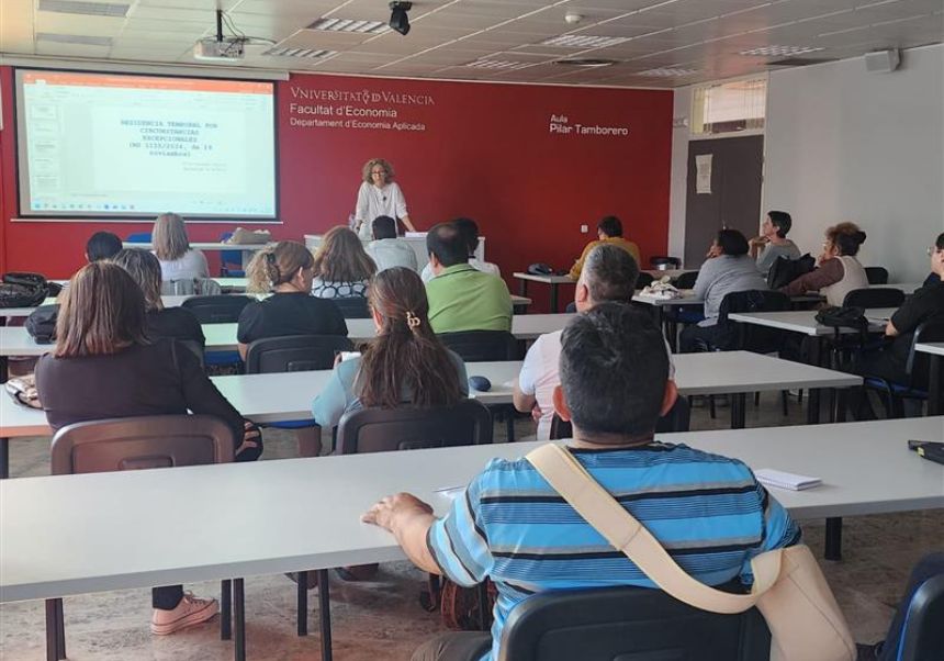 Profesora dando clase a los alumnos en el aula.